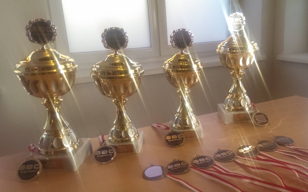 Pokale für Platz 1 -3 und Medaillen für 4-10 für den SEOKanzler SEO Contest. Die beste Frau bekommt zusätzlich einen SEOkanzlerin Sonderpreis!
